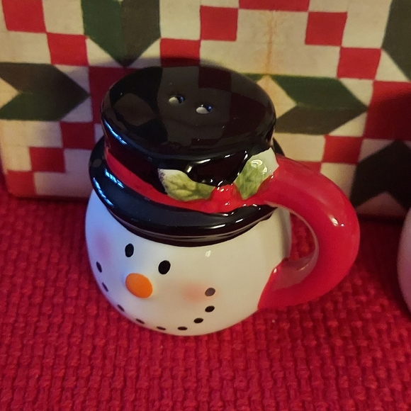 Snowmen Mug Style Salt & Pepper Shakers - Picture 5 of 10